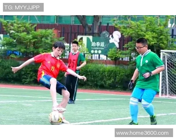 足球明星的孩子们展现可爱风采引发粉丝热议与关注